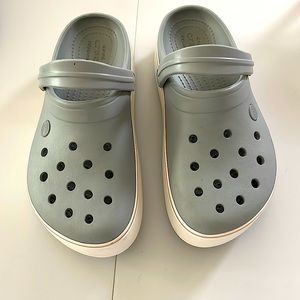 [Crocs] iconic gray platform crocs